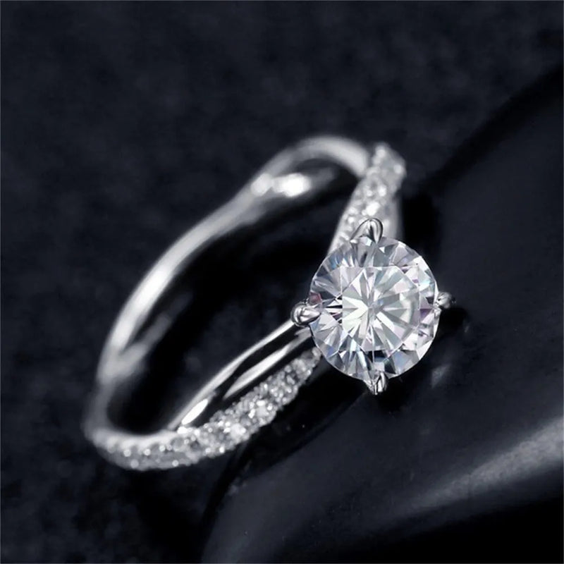 Anel Feminino Clássico Allure - Ouro 18K com Cristal Zircão e Design Sofisticado